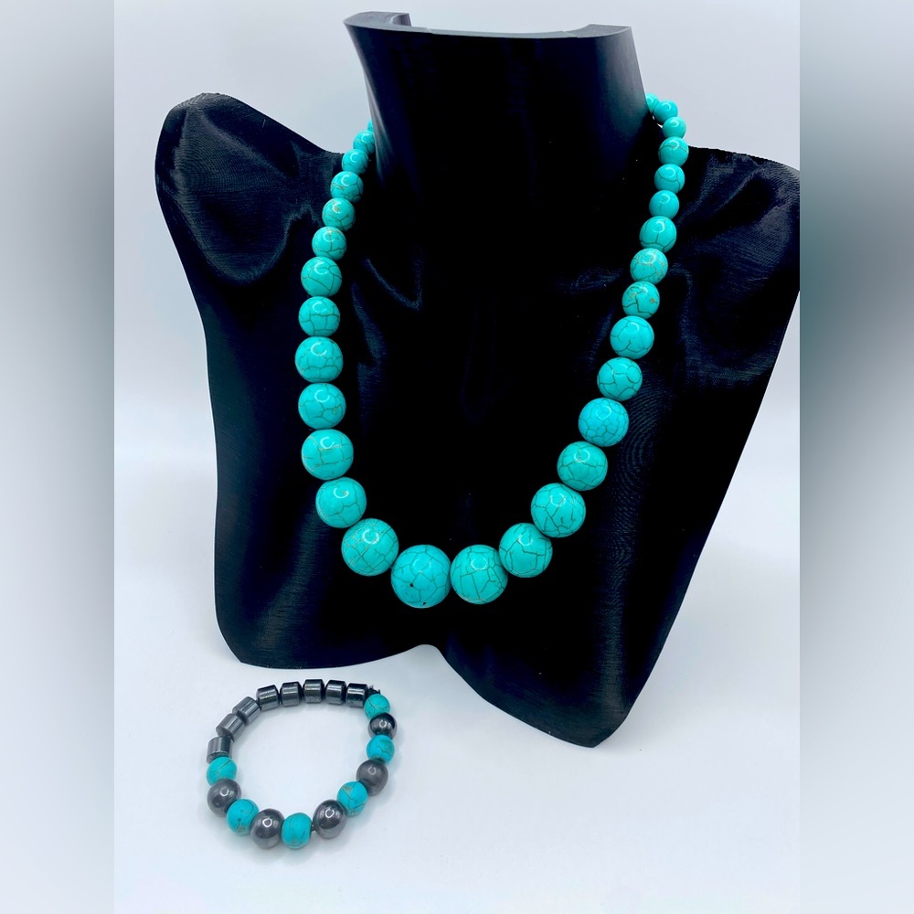 Graduated beads polished stone necklace with bracelet